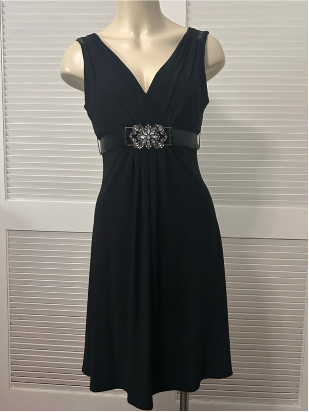 Scarlett Nite Black Sleeveless Dress Size 10P Rhinestone Brooch